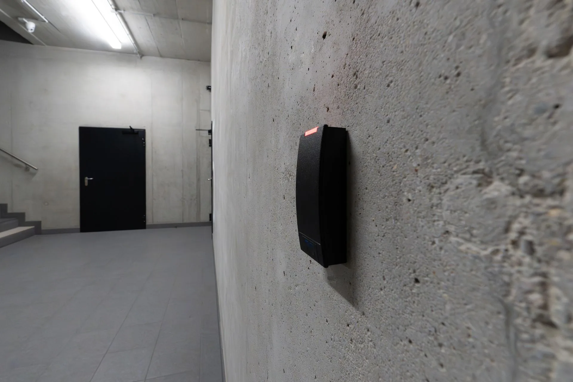Access control reader installed on a secured door